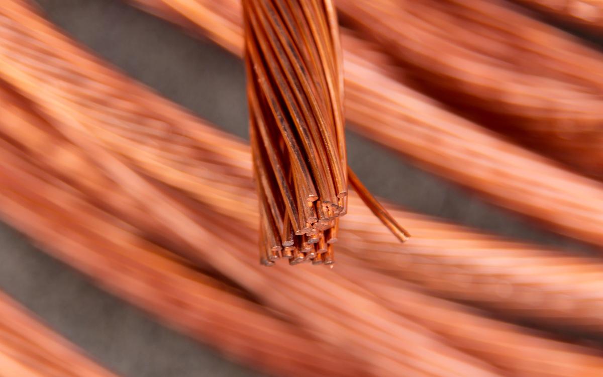 Коррекция на рынке металлов что происходит Накануне 7 января было зафиксировано резкое снижение котировок металлов Сегодня распродажа продолжается но уже не так активно Золото Снижение фьючерса на золото на бирже Comex за два дня составило более 1 Как пишет Bloomberg инвесторы готовятся к ежегодной ребалансировке товарных индексов Это может привести к ликвидации позиций на миллиарды долларов Серебро За два дня стоимость металла потеряла более 6 5 Сейчас он торгуется вблизи отметки 75 5 Обвал в нем сильнее т к до этого и рост был агрессивнее чем в золоте По итогам 2025 года серебро подорожало более чем на 140 Платина За два дня обвал составил почти 10 драгметалл падает вместе с золотом и серебром Взлет в конце 2025 года произошел на фоне дефицита на лондонском рынке трейдеры скупали металл для поставки в США чтобы застраховаться от риска введения пошлин Никель Потерял за два дня более 7 стоимости Ведущий производитель металла Индонезия собирается сократить добычу чтобы сбалансировать рынок Но на брифинге в четверг власти не представили никаких данных по квотам Медь Цена меди немного снизилась но в целом не так подвержена обвалу На днях она установила новый рекорд превысив 13 тыс за тонну Причина опасения рынка по поводу дефицита а также возможная гонка за полезными ископаемыми в Венесуэле Американский инвестор Джим Роджерс инвестировал в золото и серебро на протяжении последних лет Но сейчас когда его идея сработала он не собирается их продавать Почему Джим Роджерс дал прогноз по биржевым ценам золота и серебра на 2026 год Подписаться на Сам ты инвестор