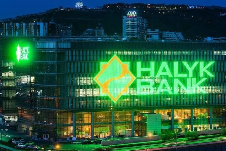 Казахстанский Halyk Bank покупает 49%-ную долю в узбекской платежной компании Click Halyk Bank заключил стратегическое соглашение с АО «Click» Узбекистан о приобретении 49% акций платежной организации Click и продаже 49% акций своего дочернего банка в Узбекистане АКБ «Tenge Bank». «В соответствии с условиями соглашения, Halyk произведет оплату в размере 176,4 млн долларов США за 49% акций Click. В свою очередь, акционеры Click выплатят 60,76 млн долларов США за 49% акций Tenge Bank. Структура сделки позволяет сторонам работать в тесном партнерстве, при этом сохраняя статус самостоятельных юридических лиц. Завершение сделок планируется после получения соответствующих регуляторных согласований в Казахстане и Узбекистане», - говорится в сообщении банка. Данная договоренность о сделке представляет собой стратегически важный шаг по объединению сильных сторон двух лидеров рынка с взаимодополняющими услугами и клиентскими базами, подчеркивается в сообщении.