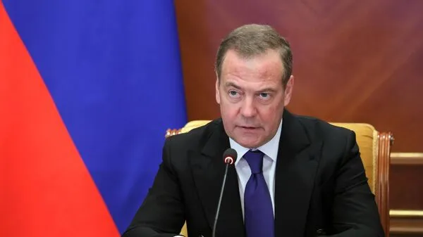 Медведев высмеял Зеленского и Пашиняна за общение на плохом английском вместо русского Замглавы Совбеза России председатель партии Единая Россия Дмитрий Медведев в своем телеграм канале прокомментировал выбор премьером Армении Николом Пашиняном и Владимиром Зеленским для переговоров английского языка отметив что они оба прекрасно знают русский язык
