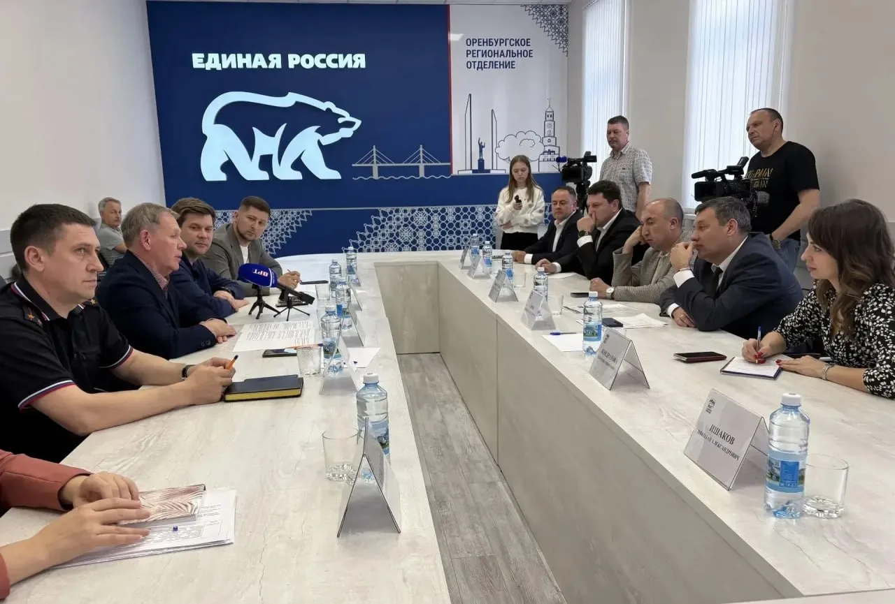 Новая разметка регулировщики и смена режимов работы светофоров Единая Россия предложила срочные меры по исправлению дорожной ситуации в Оренбурге На собрании партии горсовета заксоба и ГАИ были выработаны конкретные меры стабилизации дорожной обстановки из за капремонта моста через Урал и развязки на Загородном шоссе Часть из предложений будет предпринята уже сегодня ночью На Загородном шоссе в район ЖК Гранд будет изменена дорожная разметка это позволит не только поворачивать направо но и двигаться прямо в сторону Степного поселка Будет увеличена длительность разрешающего сигнала светофора при повороте налево с Загородного шоссе на улице Перовского дублер с 19 секунд до полутора минут Будет проведена перенастройка работы светофоров в том числе по улицам Гагарина Чкалова и Мира На некоторых улицах будет введено одностороннее или двустороннее движение На особенно важных перекрестках будут задействованы регулировщики Депутат горсовета Сергей Сукманов предложил демонтировать фрагмент канатного ограждения и организовать поворот налево на ул Автодромную в сторону пос Ростошинские Пруды СНТ и пос Ростоши с установкой светофора на Загородном шоссе Руководитель фракции Единая Россия в Заксобе Александр Трубников заявил что межведомственная комиссия будет собираться один раз в неделю В целом Единая Россия через своих депутатов в Законодательном Собрании и Государственной Думе готова взять на себя роль организатора по обмену информацией между властью и обществом Мы будем постоянно контролировать ход ремонта меры принимаемые по организации движения транспорта анализ оценок и предложений со стороны оренбуржцев сказал он Урал56 Ру в МАХ