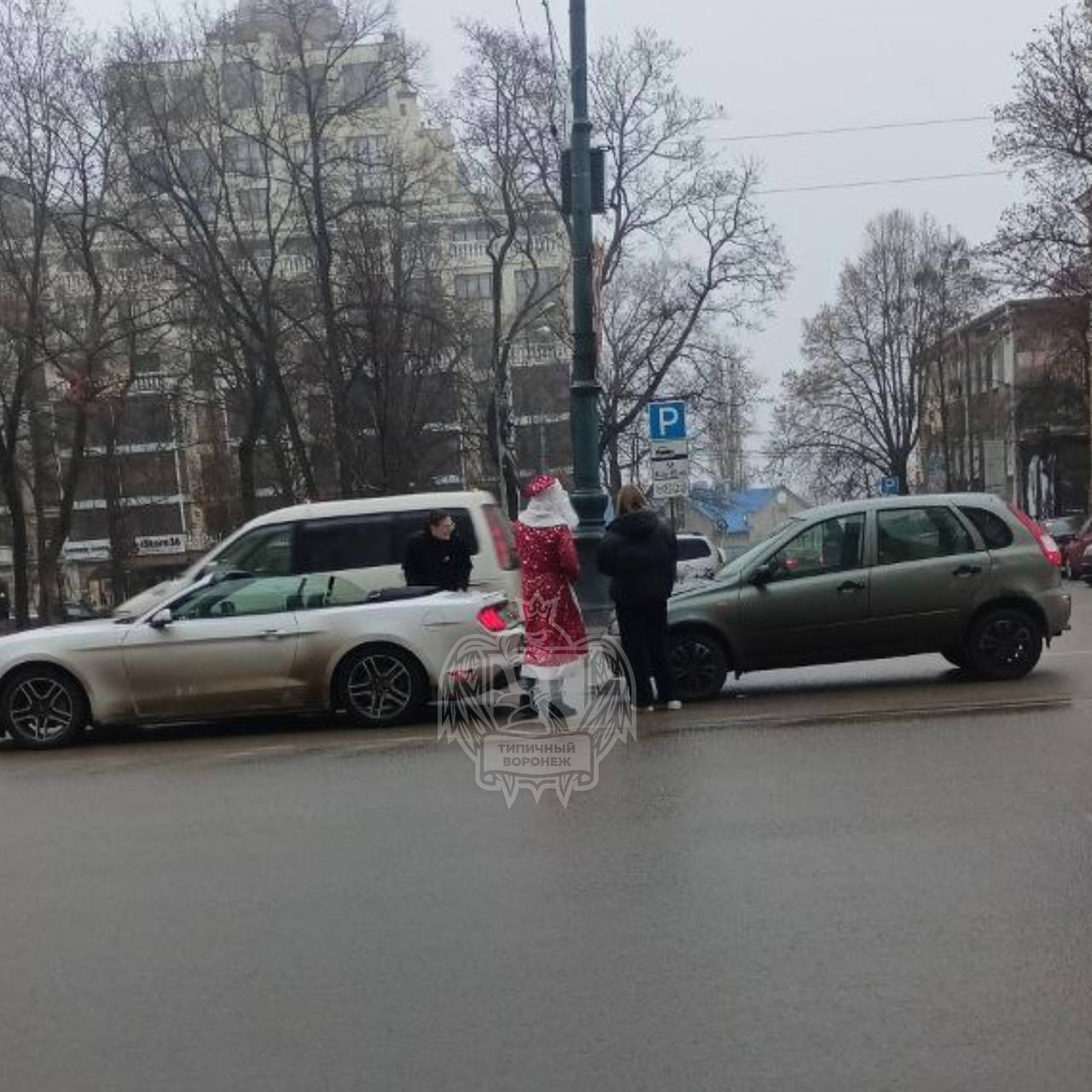 Дед Мороз в 13:30 попал в аварию на пр. Революции.   Как сообщают очевидцы, сильных повреждений нет. Празднику быть!      Подписаться Типичный Воронеж