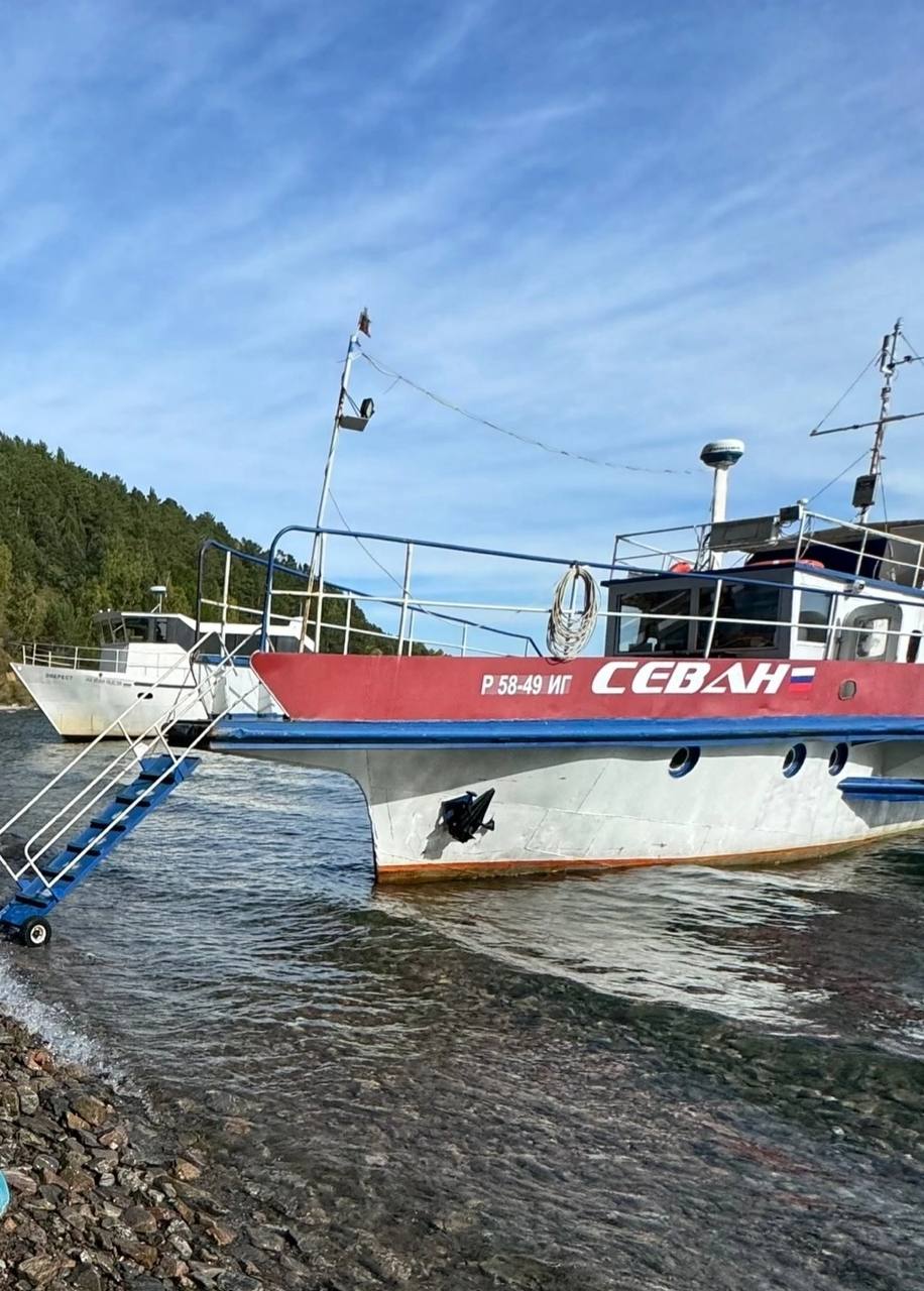 ‍  Восточно-Сибирской транспортной прокуратурой организована проверка по факту размещения в сети «Интернет» информации о незаконной перевозке пассажиров в акватории озера Байкал  ⏭ По предварительной информации, судоводитель судна «Севан» организовал экскурсию в р.п. Листвянка. Однако лицензия на право перевозки пассажиров на указанное судно не выдавалась.   Согласно сведениям, размещенным в социальной сети «Вконтакте», капитан судна находился в состоянии алкогольного опьянения.  В ходе экскурсии во время одной из остановок капитаном принято решение не дожидаться пассажиров и продолжить выполнение маршрута без пяти оплативших поездку пассажиров.   По результатам проведенной проверки прокуратурой будет дана оценка действиям судоводителя, контролирующих и правоохранительных органов.