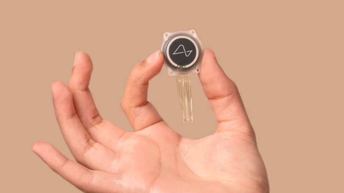 Neuralink вернёт зрение — испытания глазного импланта стартуют в 2026 Илон Маск готовит новый рывок — в 2026 году Neuralink начнёт испытания глазного импланта Blindsight, который способен восстановить зрение даже у слепых от рождения. Это не линза и не протез — чип напрямую подключается к зрительной коре мозга и передаёт визуальные сигналы, обходя глаза и зрительный нерв. FDA уже дала «зелёный свет», присвоив устройству статус breakthrough device. Первая имплантация запланирована в ОАЭ — вместе с клиникой Cleveland Clinic Abu Dhabi. А если всё пойдёт по плану, в игру войдёт и американский рынок. Маск обещает: даже люди без глаз смогут увидеть мир впервые.