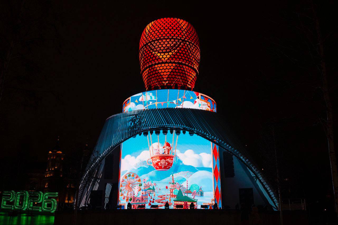 В Зарядье показали цифрового Щелкунчика на Матрёшке Москвы На инновационной достопримечательности состоялась премьера праздничного мультимедийного шоу по мотивам классического балета Петра Чайковского Зрители увидели современную интерпретацию сказки с проекциями световыми эффектами и цифровыми декорациями созданными при помощи более сотни сценических приборов Посмотреть представление можно бесплатно до 30 января   Во все дни новогодних каникул и по выходным до 30 января в 18 00 19 00 20 00 и 21 00   В будни с 12 по 30 января в 18 00 19 00 и 20 00