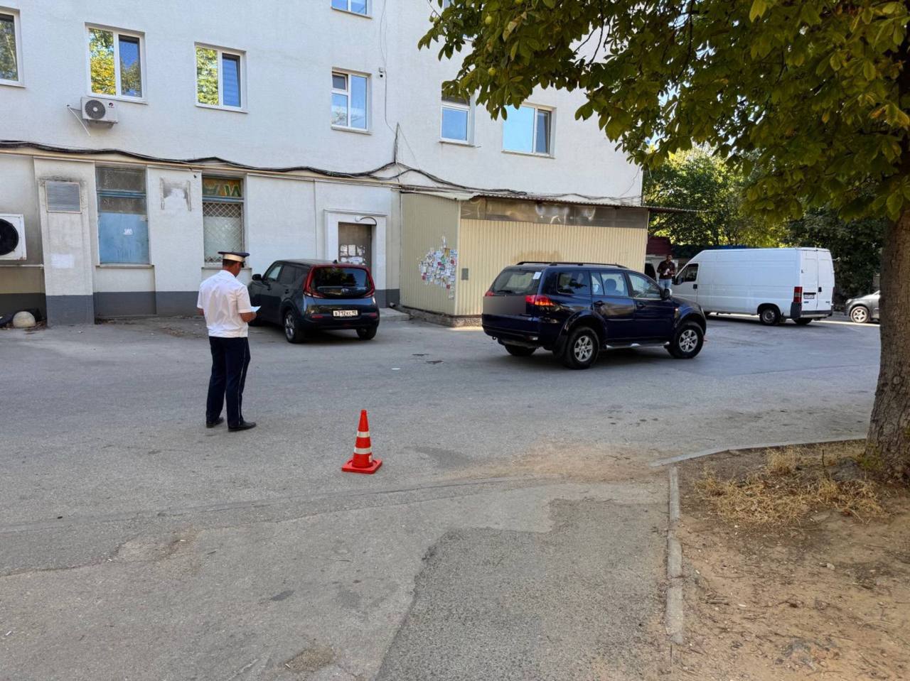 На проспекте Октябрьской Революции произошло ДТП с участием несовершеннолетнего   Машина, выезжая с прилегающей территории, допустила наезд на 16-летнюю девушку пешехода. В результате ДТП несовершеннолетняя получила телесные повреждения и доставлена в медучреждение. Водитель направлен на освидетельствование.   Госавтоинспекция проводит проверку по факту происшествия.  Фото: Госавтоинспекция Севастополя  Вести Севастополь