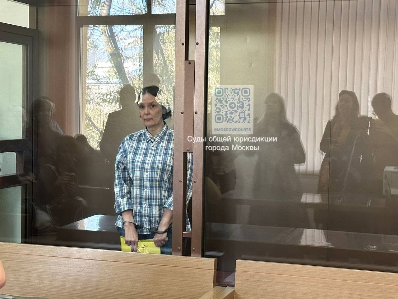 Мосгорсуд утвердил приговор Дорогомиловского суда, который в октябре прошлого года приговорил медсестру Национального медико-хирургического центра им. Пирогова Ольгу Меньших к восьми годам колонии общего режима по делу о распространении фейков о российской армии. Поводом для уголовного преследования Меньших послужили два поста на ее странице во «ВКонтакте».