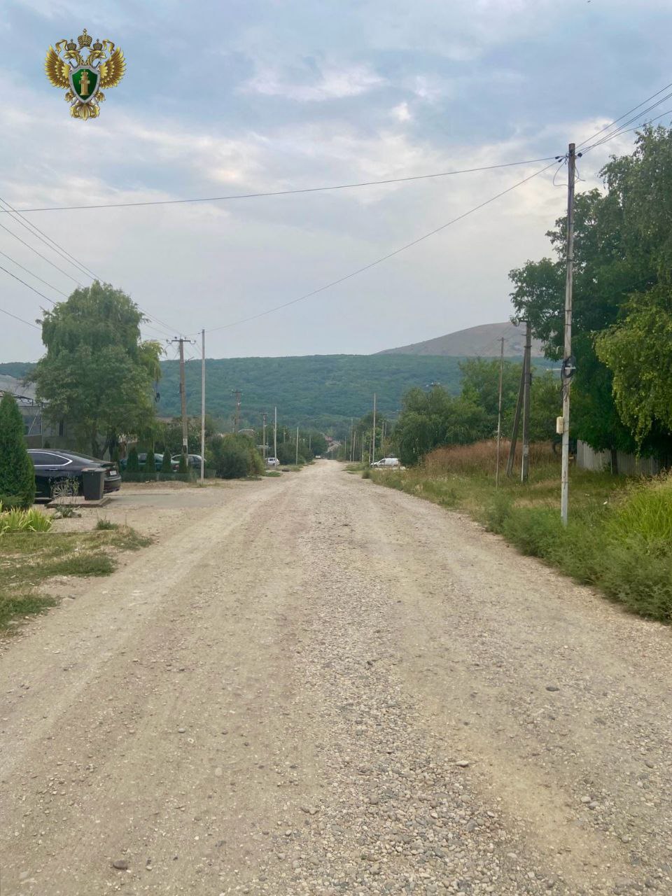 По иску прокурора в селе Юца обустроят автомобильную дорогу    Прокуратура Предгорного района провела проверку по обращению жительницы округа о нарушении законодательства о безопасности дорожного движения.  Установлено, что вопреки требованиям государственных стандартов  на улице Степной в селе Юца отсутствуют тротуары и водоотводные лотки, что приводит к скоплению сточных вод, дорожное покрытие имеет ямы, просадки и выбоины.    Указанные нарушения повышают риск аварий и создают угрозу безопасности жизни и здоровью местных жителей и участников дорожного движения.   В связи с этим прокурор обратился в суд с иском о возложении на муниципалитет обязанности устранить нарушения.   Требования прокурора удовлетворены, фактическое исполнение решения суда находится на контроле прокуратуры.    Сайт     Тelegram     ВК