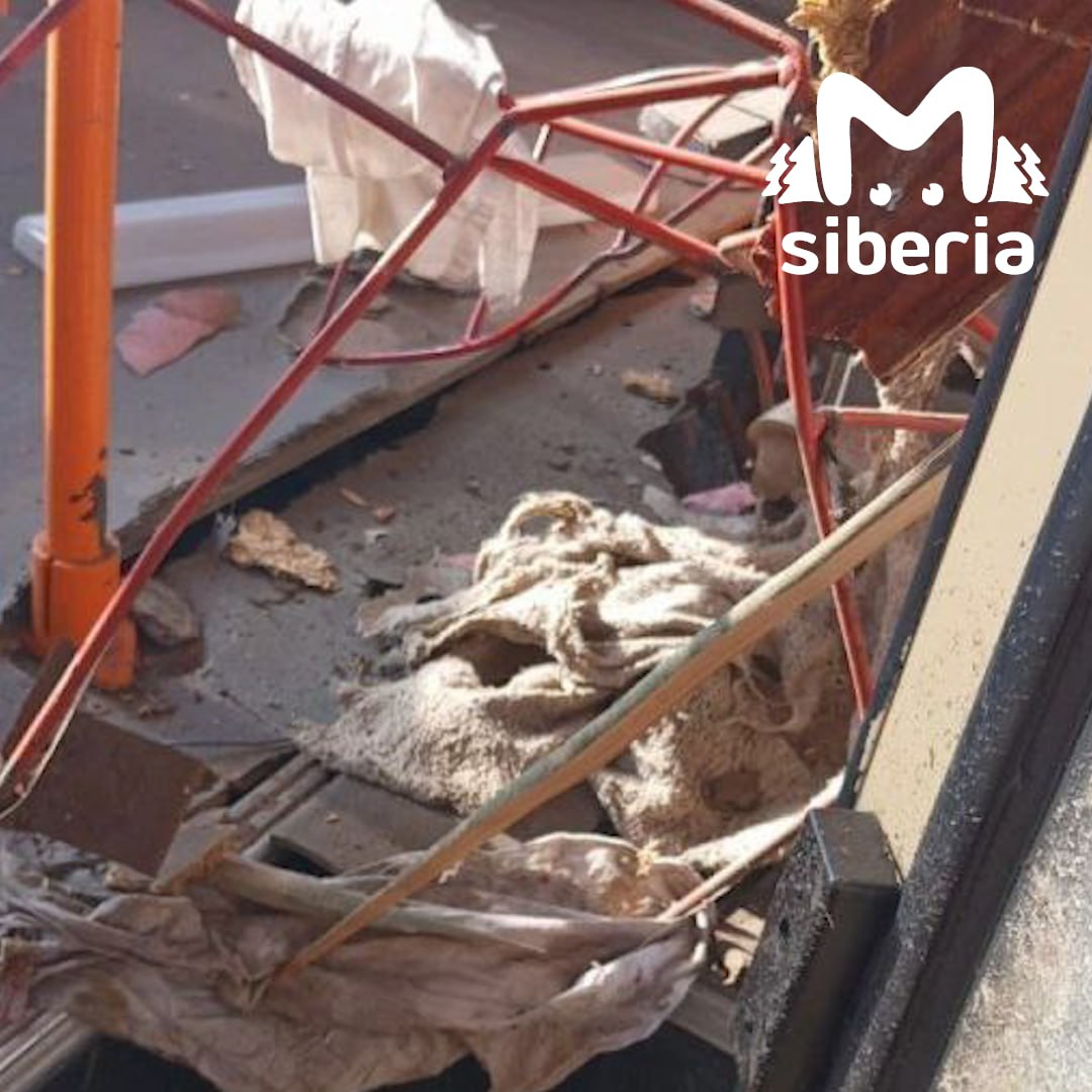 Огнетушитель взорвался в шестом троллейбусе в Барнауле. Подписчики рассказали в предложке, что бабахнуло рядом с местом для кондуктора. Никто не пострадал. Огнетушитель был новый, его установили в день происшествия.