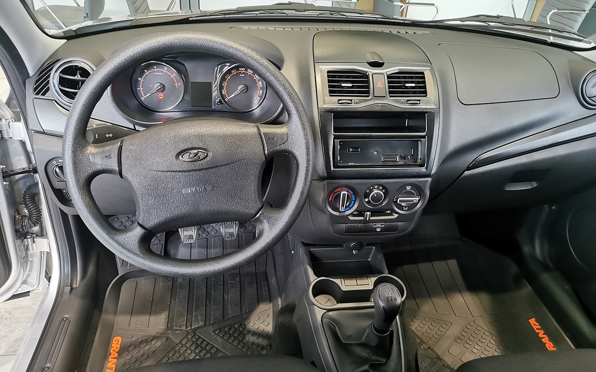 Так вот про рейтинг доступности покупки авто Псковская область заняла 69 место в рейтинге регионов РФ по доступности покупки автомобиля Поднялись даже говорят составители рейтинга год назад были на 72 м Но они составители по нашему мнению занялись откровенным читерством рейтинг представьте себе определяет количество семей которые финансово могли себе позволить приобретение в кредит и владение новым недорогим автомобилем стоимостью 1 3 миллиона рублей Ну ка навскидку без помощи Гугла назовите марки и модели новых авто стоимость 1 3 млн рублей Ладно не трудитесь в эту цену попадает только Лада Гранта Если сможете найти у дилеров в салоне с этим говорят все тоже непросто Так вот доля семей в Псковской области которые могут позволить себе купить в кредит и содержать это чудо отечественного автопрома составляет 11 1 С покупкой более дорогого авто дела как вы понимаете обстоят не слишком хорошо