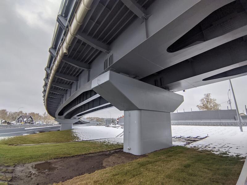 В Барнауле сегодня откроют развязку на Змеиногорском тракте но без участия губернатора как сообщалось ранее На завершение работ направили около 825 миллионов рублей Сдать масштабный объект хотели еще в конце 2024 года но московская компания РСК сорвала все сроки и не успела выполнить работы вовремя В итоге контракт с фирмой расторгли Заказчик потребовал взыскать с нее деньги которые не успели освоить После аукциона право достраивать развязку выиграло алтайское предприятие Центральное ДСУ Развязка позволит минимизировать пробки а добираться в краевую столицу из соседних районов региона станет удобнее