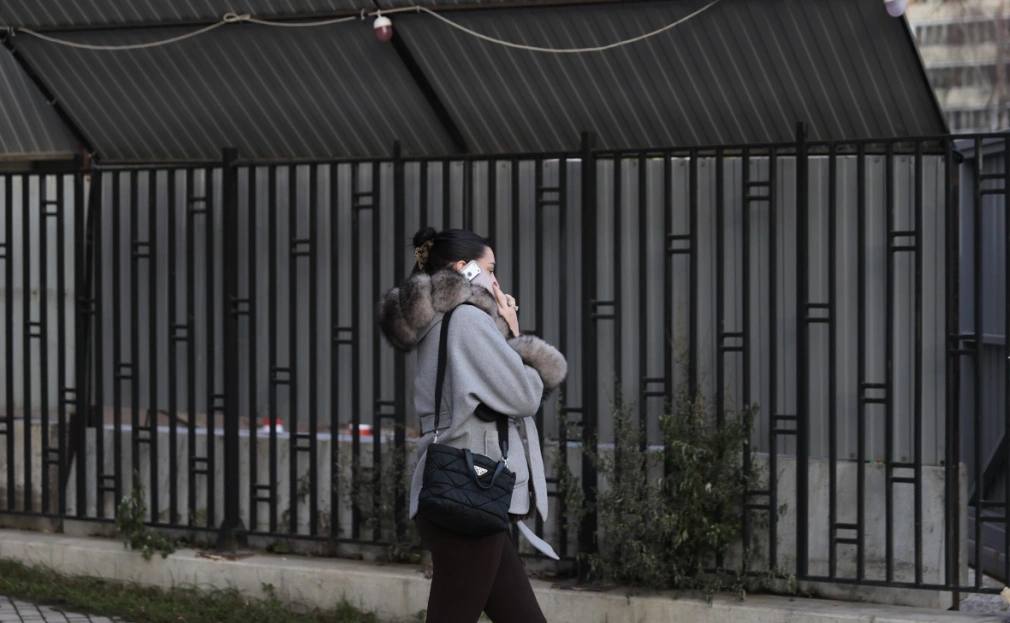 Обманывая представителей разных возрастных категорий мошенники используют одинаковые базовые приемы давление ложные авторитеты и выманивание денег но подстраивают легенды под возраст жертвы сообщили в МВД Как рассказали в киберполиции мошенники чаще обманывают подростков через онлайн игры и соцсети выдавая себя за администраторов или стримеров С ними мошенники используют в том числе запугивание придумывая уголовные дела или угрозы семье Молодым людям в возрасте от 18 до 25 лет предлагают фейковые подработки и инвестиции требуют активационные платежи и используют схемы с взломом Госуслуг Пожилых людей мошенники втягивают в многоходовые схемы с имитацией взлома сервисов и последующими поддельными звонками якобы из банка или ФСБ и используют классическую легенду родственник в беде Опасны и проверки от якобы сотрудников ЖЭКа или почты предупредили в МВД Фото Михаил Гребенщиков РБК РБК в Telegram и MAX