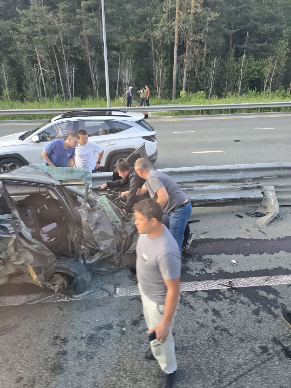 Фура смяла легковушку на Горьковском шоссе Предварительно, большегруз протаранил «Ладу», пробил отбойники, выехал на встречку и вылетел в кювет. От удара от легковушки осталась лишь груда металлолома — по словам очевидцев, водителя и пассажиров медики скорой забрали в больницу. Подробности выясняются. Видео: tg-канал «Регион116 Казань» Подписаться на «Вечерку»