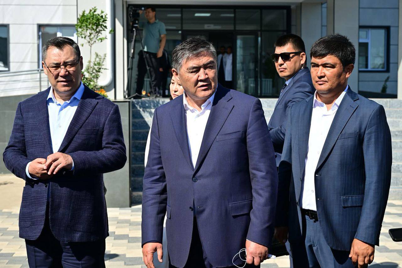 В Сузаке открылся Центр охраны материнства и детства, построенный на средства семьи Ташиевых, которая продала свою нефтебазу для реализации проекта. Об этом сообщил президент Садыр Жапаров на церемонии открытия. Медицинское учреждение, названное в честь Алиймы Ташиевой — матери главы ГКНБ Камчыбека Ташиева, обошлось в 570 млн сомов. Центр передаётся в собственность государства. Строительство началось в 2023 году. В состав объекта входят родильное отделение на 75 коек и детская больница на такое же количество мест. По нашей информации, речь идёт, предположительно, о нефтебазе ОсОО «Томас и Ко» в Джалал-Абадской области. Одним из её владельцев ранее был брат главы ГКНБ — Казыбек Ташиев. Добровольный отказ от участия в бизнесе со стороны высокопоставленных лиц позволяет минимизировать риски конфликта интересов и сосредоточиться на выполнении государственных обязанностей. Решение семьи Ташиевых направить вырученные средства на социальный проект это показательный пример для политиков не только страны, но и всего региона. Максимально одобряем.
