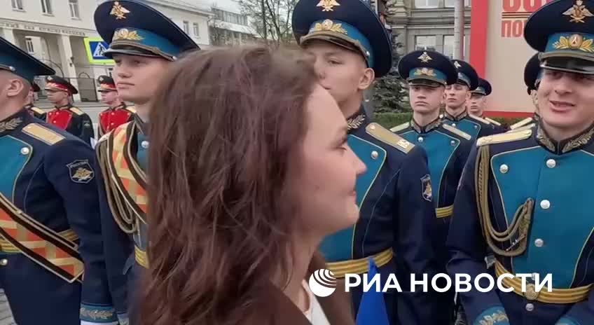 Военнослужащие делают предложения на парадах в Екатеринбурге и Петербурге