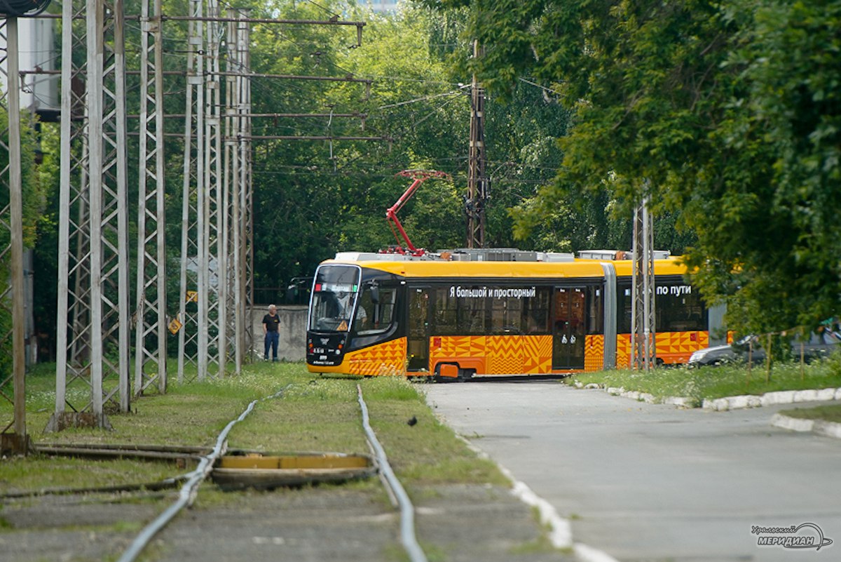 В Екатеринбурге 15 новых трехсекционных трамваев выйдут на маршруты зимой На Усть-Катавском заводе в Челябинской области завершают сборку трамваев для столицы Урала. Новые трехсекционные трамваи Усть-Катавского вагоностроительного завода выйдут на маршруты уже зимой. По словам врио главы региона Дениса Паслера, современные низкопольные трамваи для Екатеринбурга будут оснащены климат-контролем, USB-зарядками и информтабло. «Уральский меридиан»