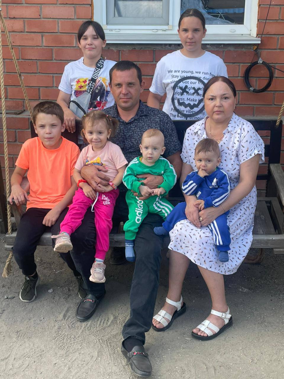 Многодетного участника СВО вернули домой при поддержке депутата Челябинскому бойцу, чья жена оказалась в реанимации, предложили сдать шестерых детей в интернат и продолжить службу. После отказа на него завели уголовное дело. С просьбой о помощи к депутату Госдумы Яне Лантратовой обратилась сестра военнослужащего. После переговоров мужчину сняли с розыска и демобилизовали. «Яна Валерьевна стала для нас ангелом-хранителем», - сказала сестра солдата.