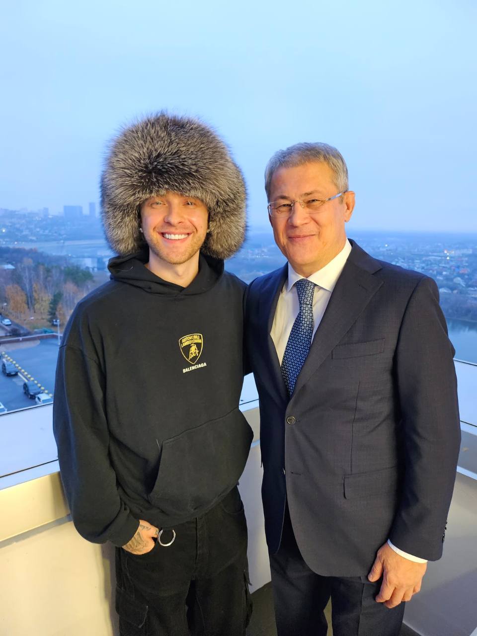 Радий Хабиров подарил Егору Криду шапку Глава республики встретился с певцом который вчера выступал в Уфа Арене Он действительно талантливый Молодой И самое главное настоящий Без фальши и в личности и в творчестве Договорились что Егор будет частым гостем в нашей Уфе написал Хабиров Подпишитесь на ufa rb