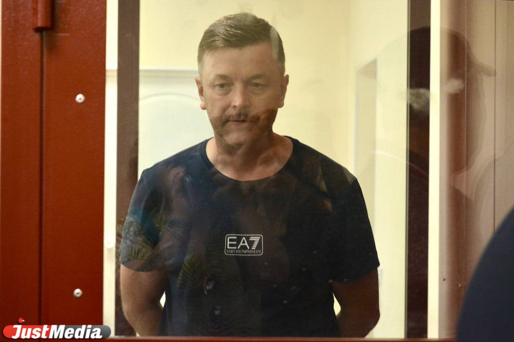 Экс-министр транспорта Свердловской области Василий Старков подписал контракт с Минобороны и отбыл в зону СВО. В связи с этим суд приостановил рассмотрение уголовного дела в отношении бывшего чиновника. В феврале 2025 года суд назначил ему 6,5 лет колонии строгого режима и штраф в 40 млн рублей. Однако прокуратура обжаловала приговор.