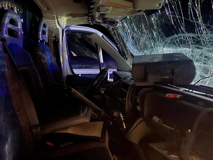 В Бурятии из за коровы произошло крупное ДТП Инцидент произошел вечером 26 ноября 2025 года на федеральной трассе близ села Оронгой сообщает Восток Телеинформ со ссылкой на прокуратуру По предварительным данным автомобиль марки Газон Некст столкнулся с внезапно появившейся на дороге коровой Вследствие столкновения следующим по той же трассе рейсом автобусом Фиат Дукато было совершено вторичное столкновение с грузовиком В результате аварии два пассажира находившиеся в автобусе получили травмы и были доставлены в медицинское учреждение Новости Бурятии