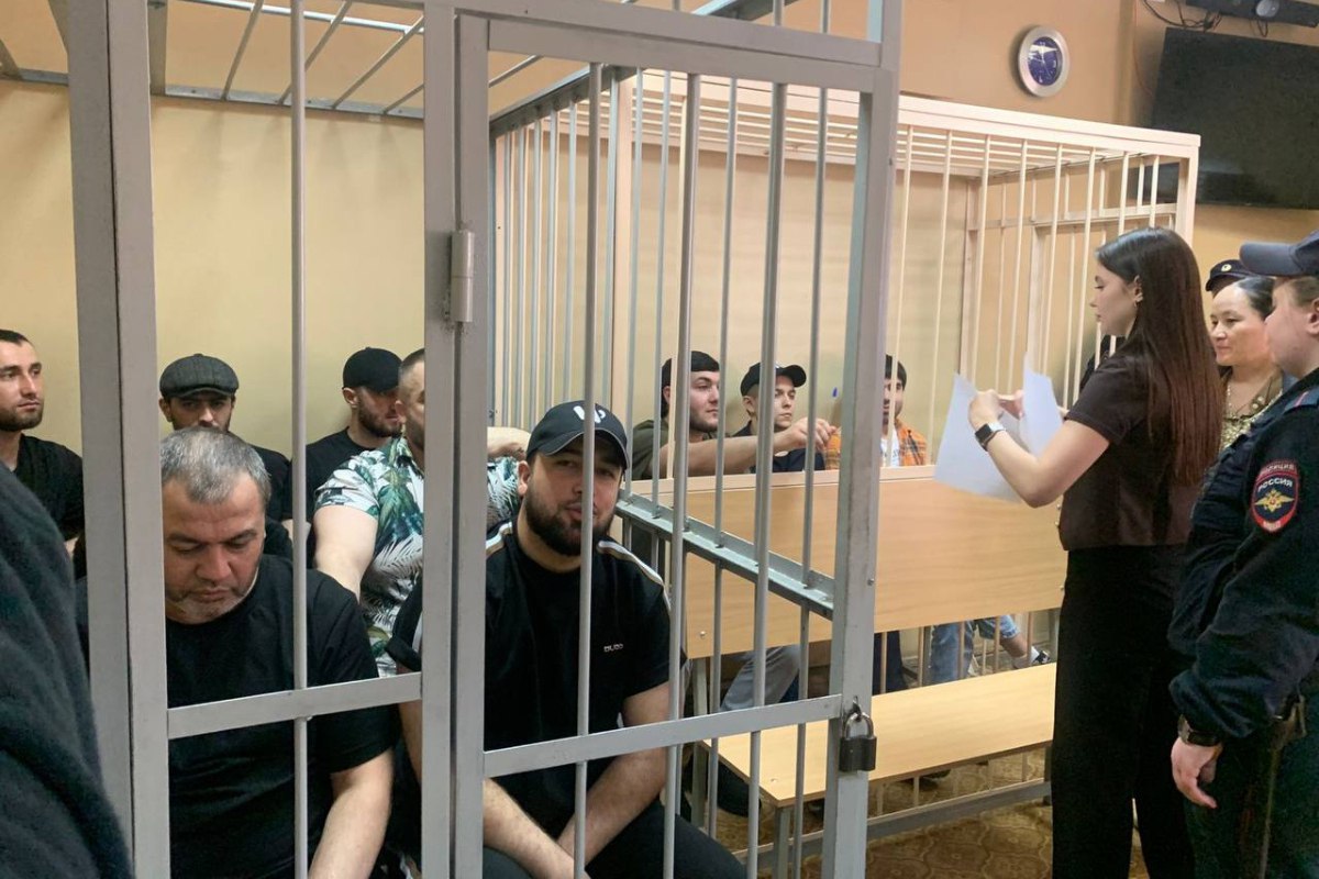 Сегодня Чкаловский районный суд Екатеринбурга вынес приговор участникам банды, задержанным с 23 кг наркотиков. По данным следствия, мужчина вовлёк в преступную деятельность своих соотечественников и создал подразделения, руководители которых привлекали операторов, курьеров и других лиц для распространения наркотиков. С марта 2022 по июль 2024 года наркотики размещались в Москве, Московской, Свердловской, Самарской, Саратовской, Челябинской областях, Приморском крае и Республике Башкортостан Фото: Прокуратура Свердловской области «Уральский меридиан»