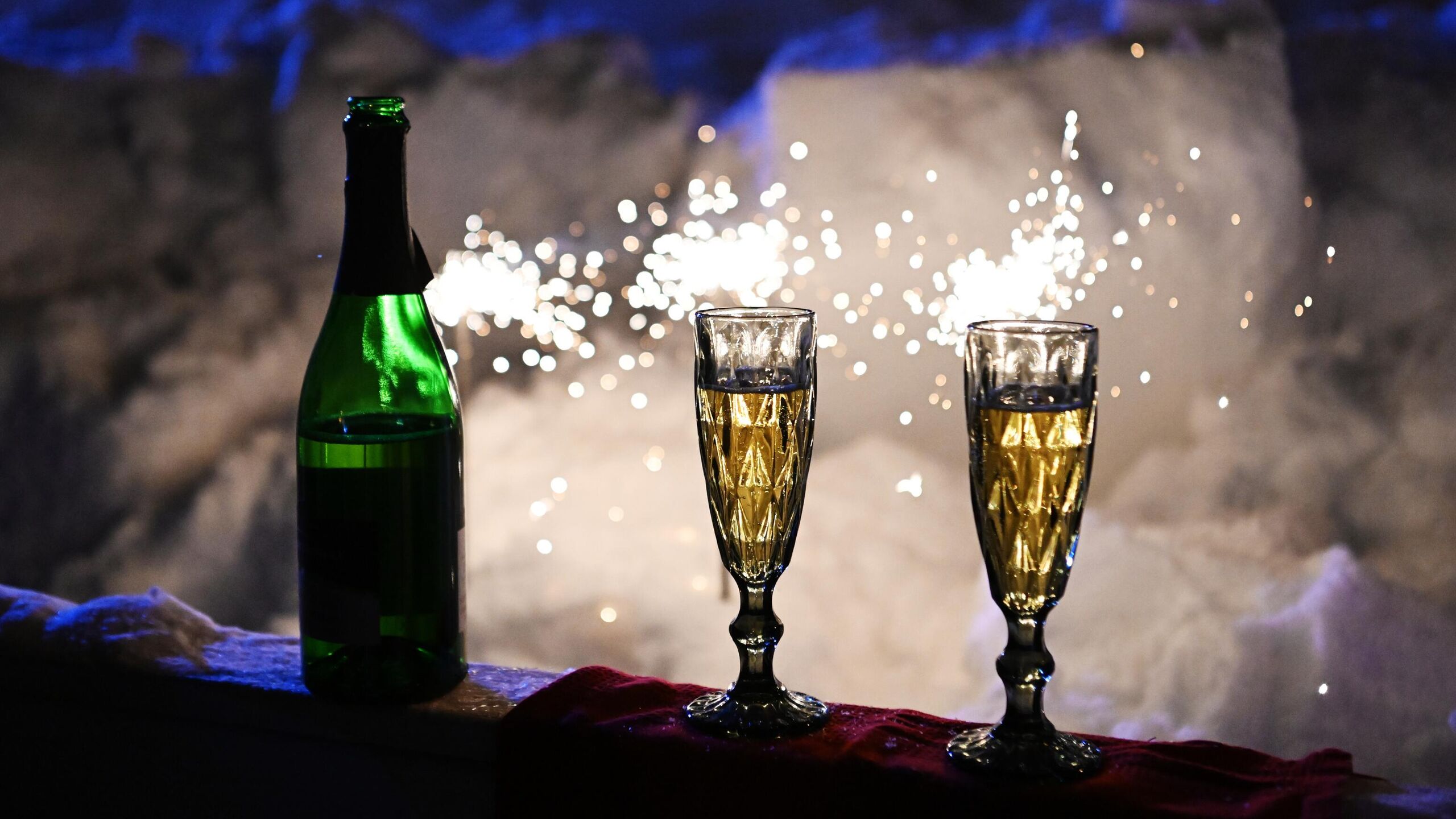 В новогоднюю ночь рекомендуется выпивать не более 200 300 миллилитров шампанского с минимальным содержанием сахара рассказала РИА Новости старший научный сотрудник ФИЦ питания и биотехнологии врач диетолог Наталья Денисова Без шампанского не получится праздник так что диетологи не запрещают шампанское в новогоднюю ночь но мера 200 миллилитров для женщин и 300 для мужчин Выбирать нужно брют в нем меньше сахара сказала Денисова Диетолог также напомнила что шампанское газированный напиток который быстро всасывается в кровь и может мгновенно вызывать опьянение Денисова рекомендовала пить игристое вино только после еды а также добавлять в него лед чтобы снизить концентрацию алкоголя и замедлить его всасывание Откупоренную накануне бутылку шампанского допить допустимо главное хранить ее в холодильнике и плотно закрывать чтобы сохранить вкус и аромат отметила врач