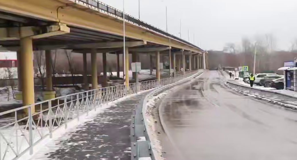 Долгожданный мост через Темерник в Ростове готов к открытию В Ростове на Дону завершена ключевая стадия подготовки мостового перехода через реку Темерник в створе улицы Песчаной Объект получил положительное заключение Госстройнадзора и готов к вводу в эксплуатацию об этом сообщил глава администрации города Александр Скрябин Новый мост станет дублёром Текучевского перехода повысит надёжность дорожной сети и разгрузит соседние участки Подрядчик завершил все работы увеличил габарит построил очистные сооружения и модернизировал ливнёвку Его строительство планировалось ещё с 1981 года Ранее сообщалось что на завершение объекта из городского бюджета выделено более 81 млн рублей а открытие намечено на 2025 год domostroyrf