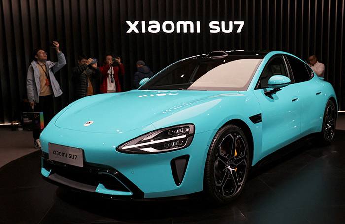 Москвичи стали чаще замечать на улицах электрокары Xiaomi 5 метровый электрокар Xiaomi SU7 выпущенный в 2024 году напоминает помесь Tesla Model S и Porsche Taycan Turbo Автовладельцев привлекают в первую очередь характеристики базовой и топовой версий первая с 300 л с разгоняется до 100 км ч за 5 3 секунды а топовая с двумя моторами и мощностью 673 л с всего за 2 8 секунды Запас хода до 800 км Но не дешево новая модель стоит от 8 млн руб а версия Ultra мощностью 1548 л с может доходить до 17 млн Владельцы немецких премиум брендов хвалят технологичный салон и сбалансированную подвеску SU7 Но есть проблемы с мобильным приложением обновлениями ПО и сервисом при отсутствии официального дилера До Mercedes S класс или BMW 7 именно по управляемости эти машины не дотягивают но управляются нормально их можно сравнить наверное с американскими говорит главный редактор издания Пятое колесо Алексей Вожаков SU7 можно интегрировать в экосистему устройств бренда а среди опций активное антикрыло распознавание водителя и собственная ОС HyperOS Автоэксперты видят в машине тренд современный электромобиль это больше гаджет чем просто автомобиль Современный электромобиль это грубо говоря большой телефон на колёсах Те кто делает лучшие телефоны будут делать и лучшие электромобили Xiaomi это доказывает очереди на покупку в Китае достигают полугода считает автоэксперт Артем Бобцов При этом на фоне общего падения продаж электромобилей в России на 30 в прошлом году Xiaomi показывает рост интереса по данным Автостата Фото Florence Lo Reuters Автор Полина Федосеева тема Подписывайтесь на BFM И в MAX