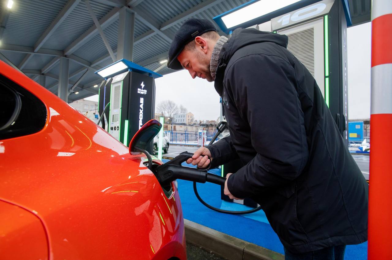 Петербургская компания может внедрить подземные системы для зарядки электрокаров ПАО Россети Ленэнерго разработает новую технологию сообщил Коммерсант Северо Запад На разработку технического решения компания направила около 182 млн рублей а ввод системы в промышленную эксплуатацию запланирован к 2030 году Размещение накопителей в подземных герметичных капсулах призвано решить проблему дефицита свободных площадей в историческом центре Петербурга обеспечить сохранность эстетического облика города и снизить риски вандализма Технология будет базироваться на отечественных комплектующих По данным на июль 2025 года в Петербурге функционируют 422 зарядные точки что почти вдвое больше показателей 2024 года Согласно региональной программе к концу 2026 года их число должно вырасти до 511 Сергей Ермохин ДП Подписаться на ДП в Telegram MAX
