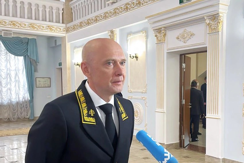 В Генпрокуратуру направлены материалы на председателя Совета судей России Вячеслава Сапеги для подачи антикоррупционного иска Об этом сообщили РГ источники в судейском сообществе Материалы направлены по инициативе председателя Верховного суда Игоря Краснова Напомним на одном из прошлых заседаний Высшей квалификационной коллегии судей Краснов особо подчеркнул коррупция в суде и злоупотребления должны встречать жесткую реакцию По словам главы ВС строгие меры это не самоцель а инструмент защиты системы и сохранения доверия общества Ранее сообщалось что ВККС отклонила кандидатуру Виктора Фомина на должность зампреда Нижегородского областного суда при этом материалы на кандидата были направлены в Генеральную прокуратуру По данным РГ это не единственный судья в отношении которого принято столь серьезное решение Как сообщают источники нашего издания Сапега также должен был рассматриваться в качестве кандидата на руководящий пост в Нижегородском областном суде Он снял свою кандидатуру Тем не менее уйти в тень не удалось материалы направлены в надзорное ведомство Фото Нижегородский областной суд Подписаться на Российскую газету в Читать нас в MAX