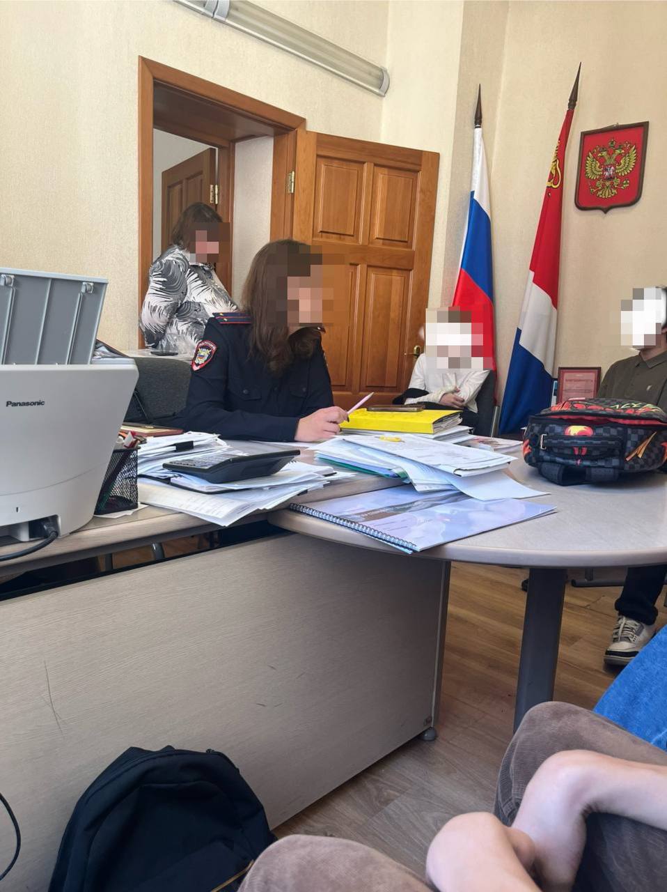 Школьник устроил стрельбу из газового пистолета в гимназии Владивостока В соцсетях сообщают что оружие в школу пронес один из восьмиклассников Металлическая рамка на входе в образовательное учреждение не среагировала на пластик Сообщается что подросток начал стрелять прямо в классе По предварительной информации пострадало семеро детей   Пострадавшие жалуются что у них слезились глаза и наблюдалось жжение в дыхательных путях UPD Полиция и прокуратура устанавливаются обстоятельства произошедшего Установлено что за медицинской помощью обратилась 14 летняя ученица Сейчас на месте происшествия работают инспекторы по делам несовершеннолетних Также проводится опрос участников и очевидцев Фото NBS24   PrimaMedia в       подпишись 18