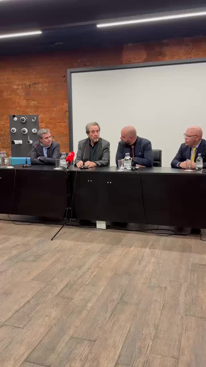 Отец Илона Маска выразил желание получить российский паспорт