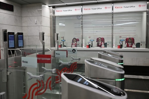 Власти Москвы сообщили об изменении тарифов на проезд в транспорте Они вступят в силу со 2 января 2026 года Как уточнили в Дептрансе стоимость разовой поездки по тарифу Единый вырастет с 80 до 90 рублей разовой поездки по безлимитным билетам на 30 90 и 365 дней повысится в среднем на 3 5 рубля Проход по карте Тройка в наземном городском транспорте метро или МЦД обойдётся в 75 рублей при тарифе 90 минут 112 рублей при сочетании поездок на метро и МЦД 102 рубля Уточняется что самым выгодным способом оплаты останется биометрия 71 рубль за поездку В Дептрансе заявили что цены изменят в рамках компенсации роста стоимости электроэнергии топлива и инфляции Подписаться на Говорит Москва Telegram VK MAX