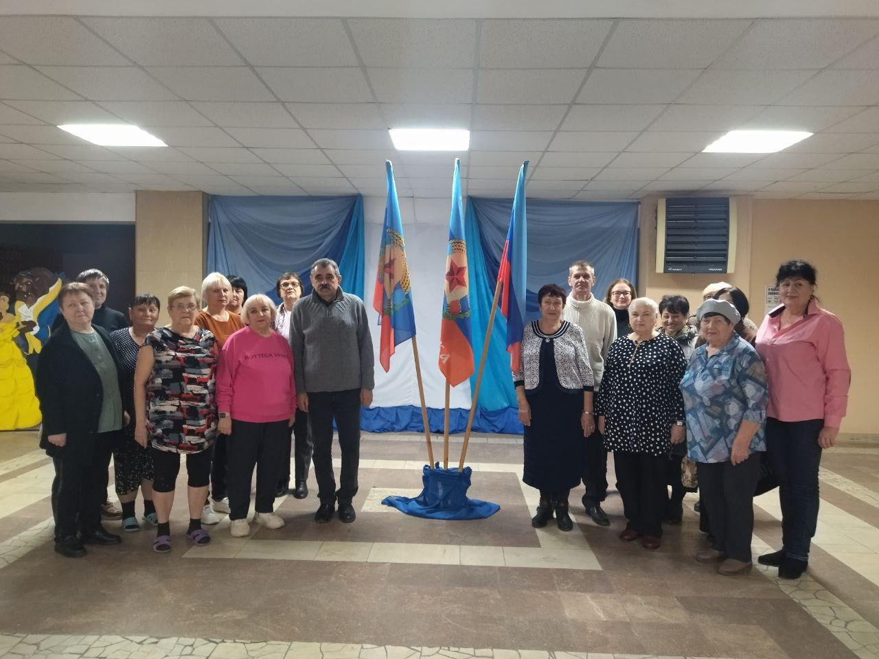 Единство и патриотизм Суходольск отметил День государственного флага 26 ноября в г Суходольск в ДК им О Кошевого состоялся митинг посвященный Дню государственного флага Луганской Народной Республики Это важное событие ежегодно отмечается 26 ноября и символизирует глубокое уважение и признание национальных символов объединяющих жителей региона вокруг идеи независимости и суверенитета В этот день люди вспоминают историю значение и ценности которые отражает флаг ЛНР На митинге присутствовали жители города представители отдела по жизнеобеспечению педагоги и работники учебных заведений а также члены совета ветеранов все кто тесно связан с судьбой региона и его будущим Участники мероприятия выразили глубокую любовь к Родине и гордость за государственный флаг яркий символ свободы единства и самоопределения Мероприятие стало ещё одной возможностью подчеркнуть значимость национальных символов для сохранения исторической памяти и укрепления патриотизма среди населения