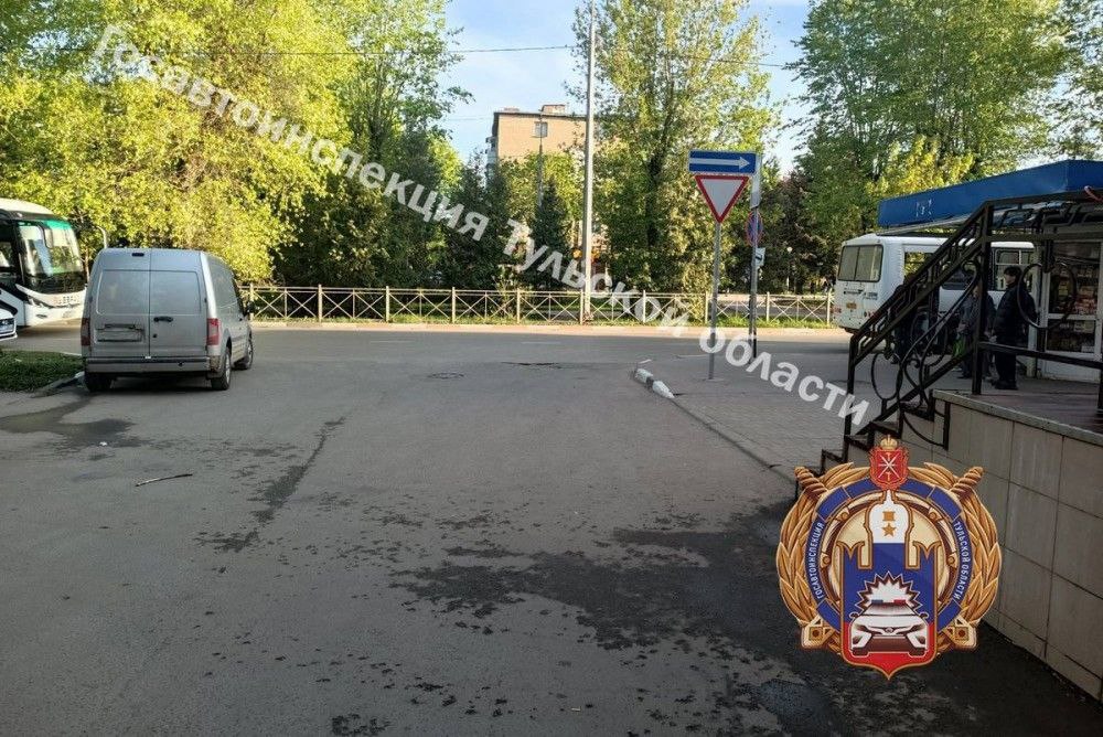 В Новомосковске «Чанган» сбил 56-летнюю женщину Как сообщает региональная Госавтоинспекция, 6 мая в 18:00 на улице Комсомольской 38-летний водитель автомобиля «Чанган», при выезде с прилегающей территории, выполняя маневр «поворот направо», совершил наезд на пешехода. 56-летняя женщина, по предварительной информации, переходила проезжую часть дороги вне пешеходного перехода в зоне его видимости. В результате ДТП различные травмы получила пешеход, к счастью, госпитализация не потребовалась, медицинскую помощь ей оказали на месте. Источник