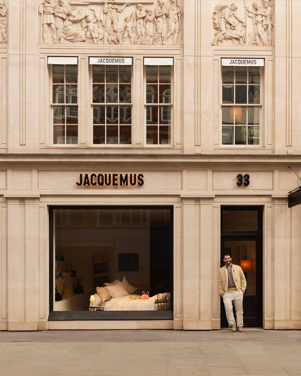 Вслед за открытием магазина Jacquemus в Нью-Йорке дизайнер Симон Порт Жакмюс открывает первый флагманский магазин своего одноименного бренда в Лондоне  Расположенный в самом сердце Мейфэра, магазин занимает четыре этажа в здании старой художественной галереи.  Интерьер пространства площадью 332 квадратных метра разработан в сотрудничестве с OMA. Внутри магазина представлены самые желанные изделия и аксессуары бренда. Целый этаж отведен под мужскую одежду и один под женскую, а самый верхний представляет собой частный VIP-салон с отдельным входом.   Многие элементы дизайна отсылают к родине бренда в Провансе. Нейтральные тона дополнены фирменным бледно-желтым цветом Jacquemus, который украшает мягкую мебель. Здесь представлено около 50 произведений искусства и дизайнерской мебели.