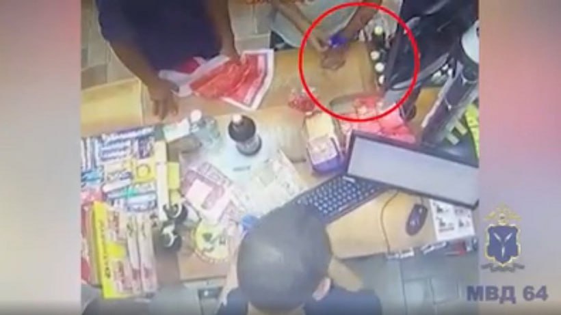 В Заводском районе мужчина хотел «устроить пир» для знакомых на чужие деньги  Как выяснили полицейские, 27 июля 51-летний мужчина обнаружил пропажу свей банковской карты, с которой неизвестный оплатил покупки на сумму 23 513 рублей.  Сотрудники уголовного розыска задержали подозреваемого, им оказался ранее судимый 35-летний горожанин. Тот рассказал, что 25 июля нашел карту на улице и сразу пошел по алкомаркетам. Мужчина признался, что решил устроить праздник для своих знакомых — собрал компанию собутыльников  большую часть которых сам уже не помнит  и употреблял вместе с ними алкоголь, который периодически закупал в течение дня.  Заходите на наш сайт, это очень помогает редакции: