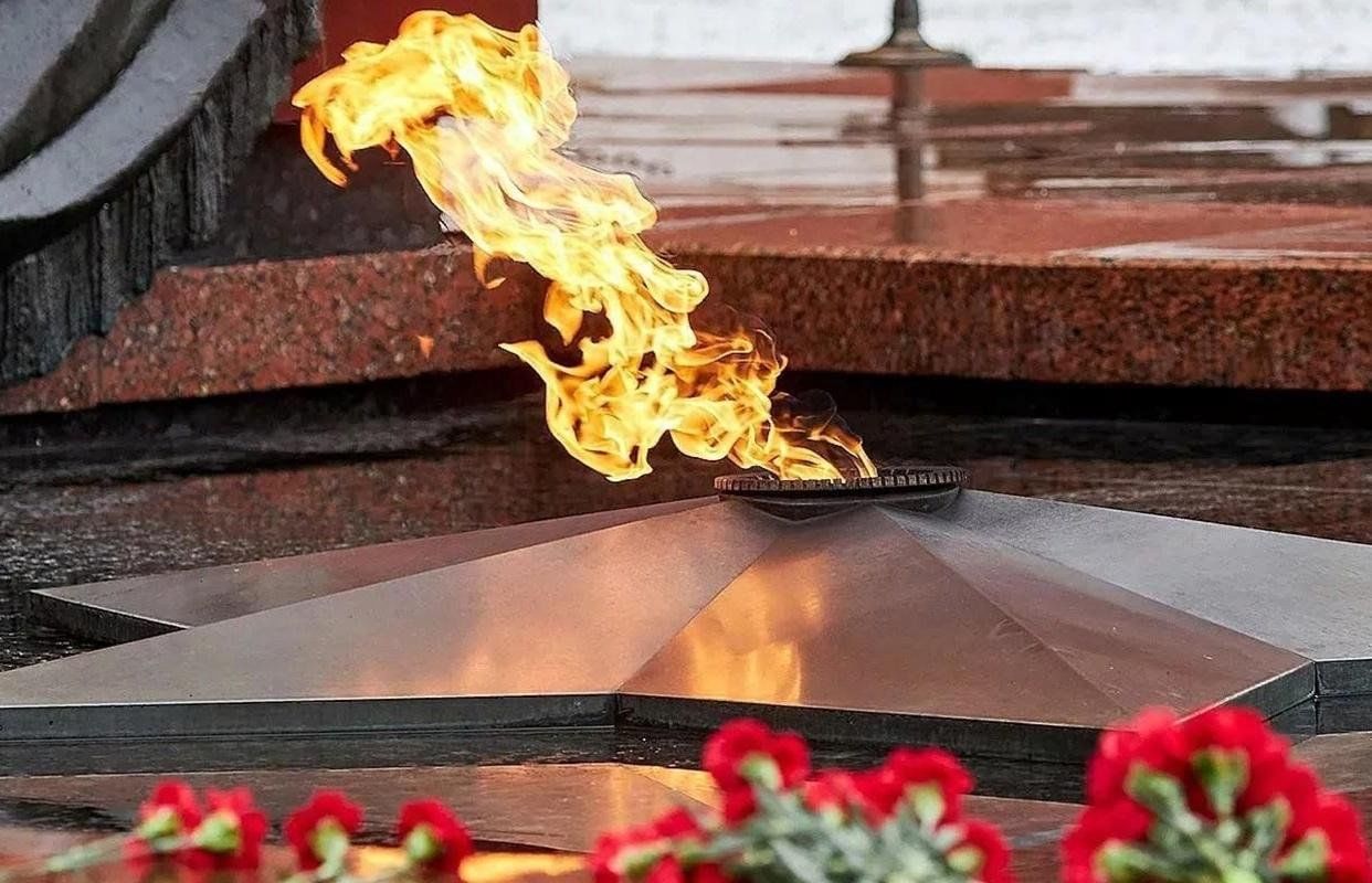 В России 19 летний узбекистанец поднялся на помост Мемориального комплекса посвященного погибшим на фронтах Великой Отечественной войны и при свидетелях закурил от Вечного огня сигарету парня признали виновным и назначили наказание в виде 320 часов обязательных работ