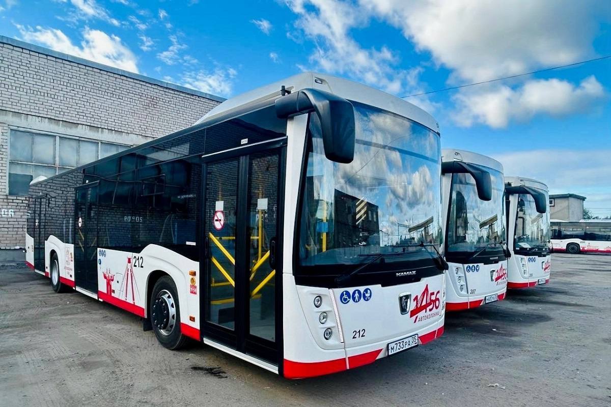 Дополнительные автобусы запустят в Череповце после матча Северсталь ЦСКА Сегодня 16 ноября хоккейная Северсталь примет в Череповце московский ЦСКА Сразу по окончании матча ориентировочно в 19 00 от площадки спортивного комплекса будут поданы четыре дополнительных автобуса Куда можно уехать Автобус 2 Проследует без остановок от Ледового дворца до улицы Ленина после чего продолжит движение по своему обычному маршруту Автобус 7 Направится без остановок до кольца на остановке 104 микрорайон а далее по стандартной схеме Автобус 9 Будет работать на линии и следовать по своему привычному маршруту с высадкой пассажиров на всех остановках Автобус 18 Как и маршрут 7 поедет без промежуточных остановок до кольца 104 микрорайон а затем по установленному пути