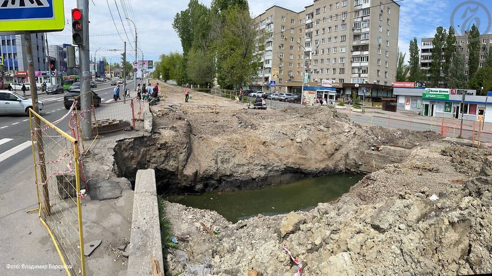 Прокурор Саратовской области заподозрил компанию мэрии Москвы в мошенничестве Прокуратура Саратовской области инициировала уголовное дело против московского подрядчика ООО СП Транстоннельстрой связанного со структурами мэрии Москвы В Саратове юридическое лицо уже два года реконструирует пути на трёх трамвайных маршрутах по двум из которых движение уже восстановлено Возбуждены дела о мошенничестве и нецелевом использовании бюджетных средств на сумму свыше 21 млн руб В прокуратуре также напомнили о предыдущих уголовных делах связанных с реконструкцией трамвайных путей в Саратове и указали на ответственность региональных властей В Транстоннельстрое не смогли прокомментировать возбуждение уголовного дела Подробнее в материале Ъ Средняя Волга Транстоннельстрой сошел с трамвая Все эксклюзивы kommersant64