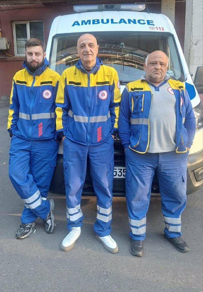 Тбилисские медики спасли пациента с остановкой сердца Мужчина средних лет был дома один с внуком когда почувствовал лёгкий дискомфорт в груди Он сам позвонил по номеру 112 и вызвал бригаду скорой помощи Прибывшие на место медики зафиксировали у пациента стенокардию и аритмию при этом он был коммуникабелен и активен ранее у него не было никаких жалоб подобного типа Внезапно во время лечения мужчина потерял сознание а врачи зафиксировали остановку сердца Медики немедленно приступили к реанимации после чего им удалось восстановить сердцебиение и дыхание пациента В результате пострадавшего доставили в клинику в стабильном состоянии По словам доктора Александра Джобинашвили обязательно следует отметить высокий профессионализм членов его команды младшего врача Якоба Тодуа и водителя скорой Сосо Макарашвили Сам Александр работает в скорой уже 35 лет у него много благодарных пациентов в том числе и герой нашей сегодняшней истории Сайт Телеграм Инстаграм YouTube