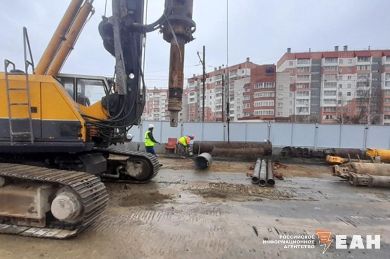 Челябинской области выделили еще 15 млрд рублей на строительство метротрама Деньги предоставят в виде казначейского инфраструктурного кредита на льготных условиях под 3% годовых. Средства планируют направить на строительство линии «Север-Юг» и покупку трамвайных вагонов, которые будут по ней курсировать. В прошлом году на реализацию проекта метротрама из бюджета области направили почти 27,5 млрд рублей.