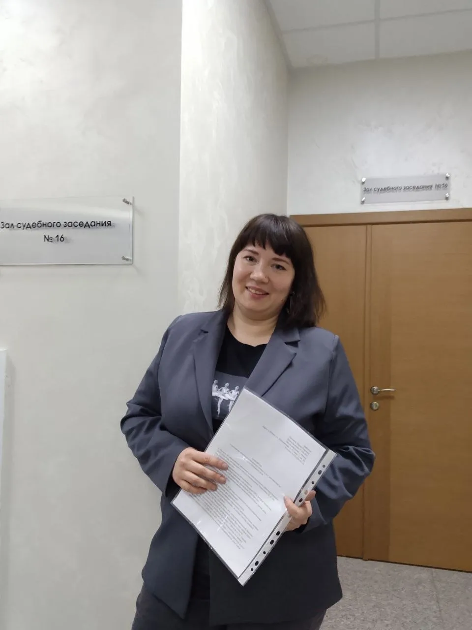 Рязанский областной суд оставил в силе решение о назначении штрафа журналистке Марии Ракчеевой за видеообращение в ЦПКиО по поводу вырубки деревьев Напомним Мария Ракчеева была задержана 27 марта полицией ей вменили организацию несанкционированного митинга часть 2 статьи 20 2 КоАП В этот же день Октябрьский районный суд Рязани назначил ей штраф в размере 20 тысяч рублей Мария вину не признала с решением суда не согласилась и подала жалобу в облсуд Однако решение оставлено без изменения Добавим средства на оплату штрафа для Марии Ракчеевой были собраны ранее за один день