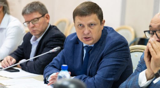 Учителям пригрозили дисциплинарными мерами за получение дорогих подарков Если презент обменивают на хорошую оценку это считается взяткой заявил член комиссии Общественной палаты по общественной экспертизе законопроектов и иных нормативных актов Евгений Машаров По его мнению педагогам принимающим подарок дороже 3 тыс рублей могут грозить замечание выговор или увольнение Многие родители и ученики в преддверии Дня учителя хотят искренне выразить благодарность учителям за их труд Однако необходимо придерживаться некоторых правил чтобы не подставить учителя предупредил в интервью ТАСС эксперт По его словам отдельного закона о подарках учителям не существует Однако в статье 575 Гражданского кодекса РФ говорится что работникам образовательных организаций не допускается дарение за исключением обычных подарков стоимость которых не превышает трёх тысяч рублей Подпишись на Говорит Москва