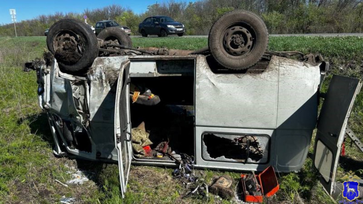 Под Самарой УАЗ «буханка» и LADA Kalina перевернулись в кювете после ДТП  Все произошло 29 апреля в 14:30 в Кинель-Черкасском районе. 29-летний водитель УАЗ-374195 ехал по 80-му км трассы «Самара-Бугуруслан» в направлении Отрадного. В какой-то момент мужчина вылетел на встречку, где столкнулся с попутно двигавшейся LADA Kalina. Оба авто съехали в кювет и перевернулись.  45-летнюю женщину-водителя из LADA Kalina пришлось госпитализировать.    : ГУ МВД России по Самарской области