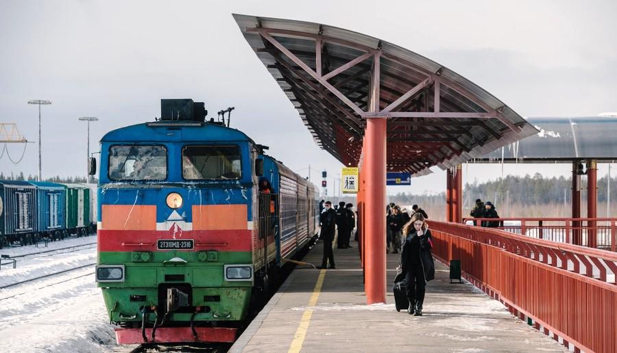 В Нерюнгри транспортные полицейские сняли с поезда пьяного дебошира  45-летний житель Якутска в пути распивал крепкий алкоголь, ходил по вагону, мешал отдыху других пассажиров и работе поездной бригады. Он агрессивно приставал к гражданам, вступал в словесные конфликты и громко нецензурно бранился. На замечания пассажиров и проводников мужчина реагировал неадекватно. На правонарушителя составлены протоколы.   Читайте далее на сайте