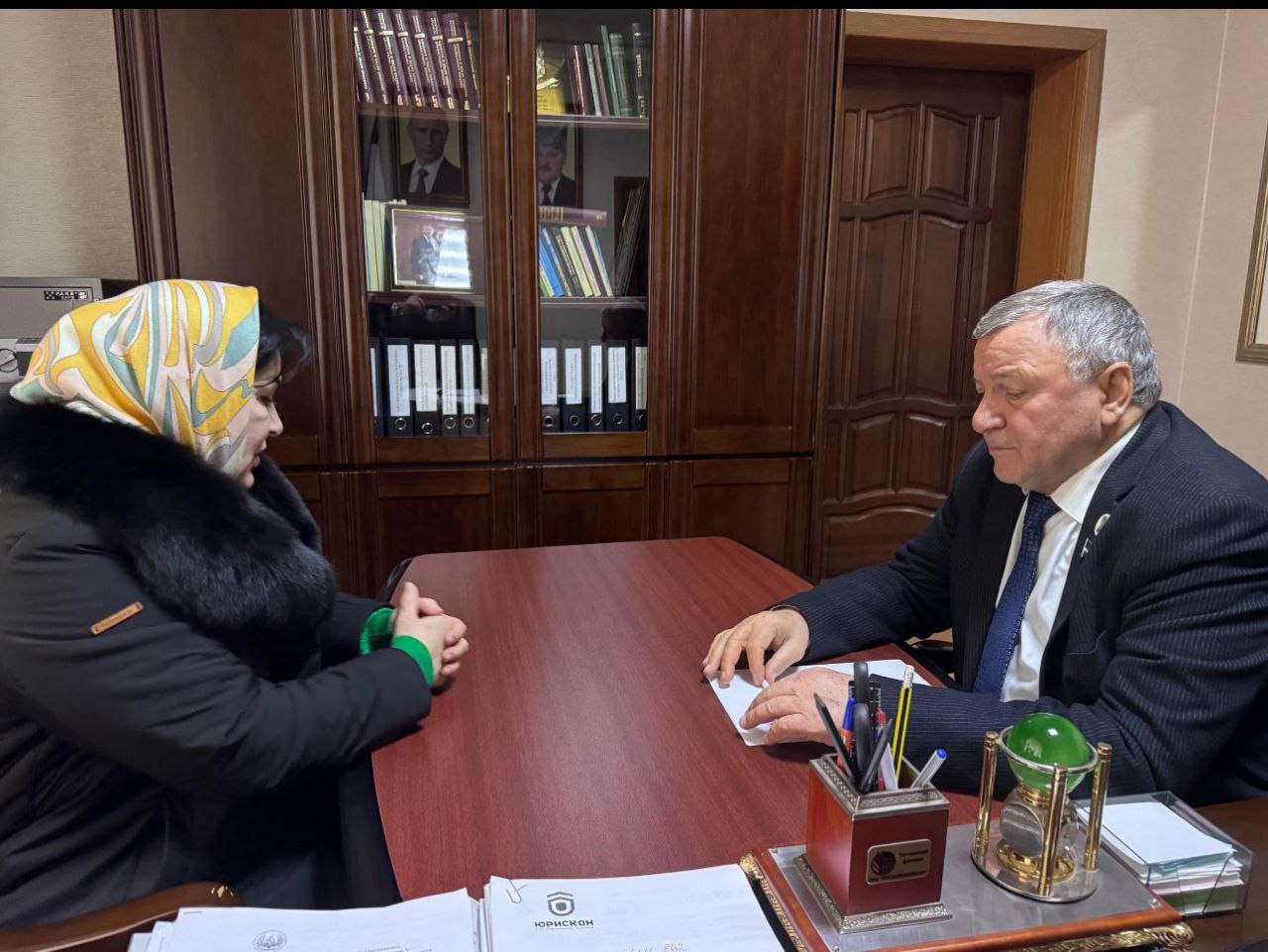 Али Гучигов оказал содействие обратившимся жителям в решении проблемных вопросов В стенах высшего законодательного органа депутат Парламента Чеченской Республики Али Гучигов провел прием граждан по личным вопросам Обращения граждан пришедших на прием касались выделения земельного участка для индивидуального строительства трудоустройства а также прохождения иногороднего лечения Все проблемы жителей были внимательно рассмотрены Некоторые удалось решить на месте а остальные депутат взял под свой личный контроль Он заверил заявителей что ни одно обращение не будет оставлено без должного внимания со стороны Парламента Чеченской Республики