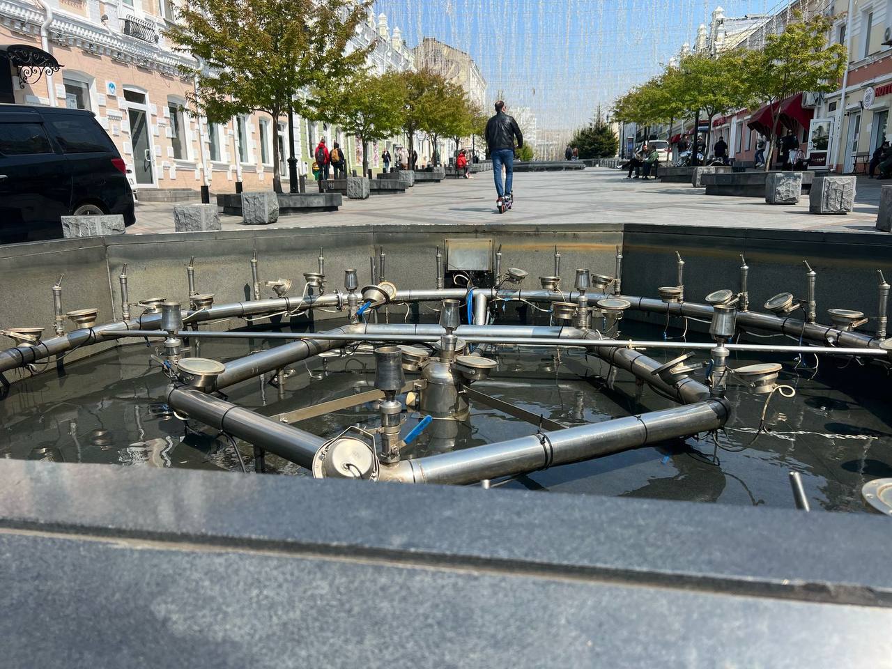 Во Владивостоке вандалы испортили фонтаны В центре Владивостока временно остановили работу фонтанов на улице Адмирала Фокина: двое из пяти не функционируют. В чаши фонтанов неизвестные насыпали порошок, что повредило оборудование. В компании просят бережно относиться к городскому имуществу. / Реклама