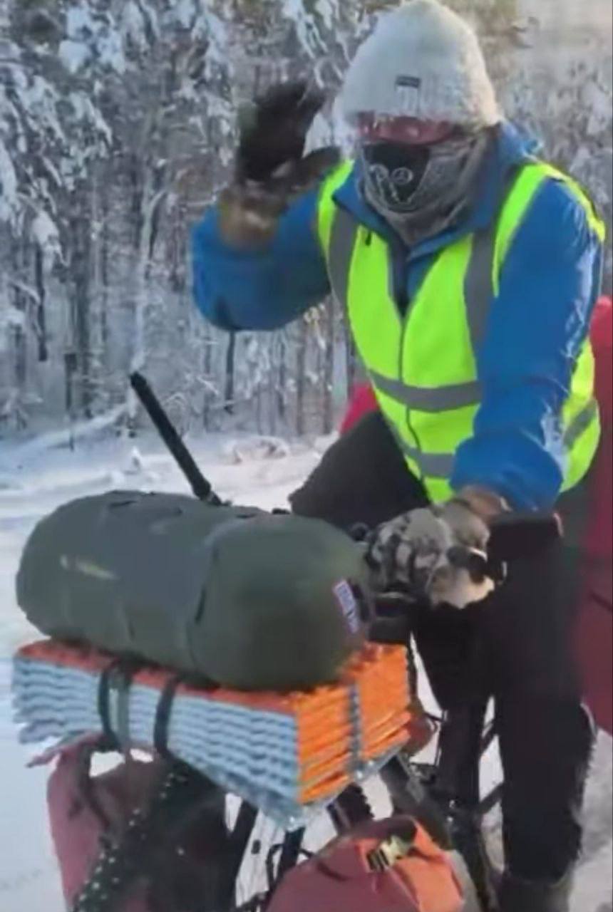 Погибший в Хандыге польский велотурист был зарегистрирован в Службе спасения Якутии Польский велосипедист Адам Борейко обнаруженный мёртвым в посёлке Хандыга перед началом путешествия был зарегистрирован в Службе спасения Якутии и прошёл необходимый инструктаж Регистрация состоялась 24 января Тур стартовал 25 января и был рассчитан до 18 февраля 2026 года Путешественник планировал на велосипеде преодолеть маршрут Якутск Оймякон Координатор туриста в Якутске передавал оперативному дежурному Службы спасения данные о его местонахождении по трекеру 25 января Борейко выехал по маршруту в тот же день достиг сёл Тюнгюлю и Чурапча Продолжив путь через Таттинский улус 31 января около 20 00 он прибыл в Хандыгу где остановился в гостинице Утром следующего дня турист не вышел из номера В 17 10 было установлено что он скончался На месте работают следственные органы Ранее Адам Борейко сообщал что его путешественный проект был посвящён преодолению экстремальных условий жары высоты и холода Заключительным этапом должен был стать маршрут по Якутии протяжённостью 914 км до Оймякона spasykt ulusmedia Читайте нас в MAX