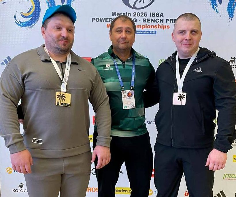 Ямальцы стали чемпионами мира по пауэрлифтингу среди незрячих спортсменов Сергей Михалёв из Нового Уренгоя и Алексей Ларин из Муравленко вместе завоевали шесть наград Три медали высшего качества у Сергея он стал лучшим среди спортсменов в весовой категории до 125 кг в дисциплинах жим лежа и троеборье а также занял первое место в абсолютном зачёте Алексей боролся за победу в весовой категории до 110 кг В жиме лёжа и троеборье он взял золото В абсолютном зачете северянин стал вторым Чемпионат мира проходит в турецком городе Мерсин В нем участвуют спортсмены из России Турции Грузии Казахстана Молдовы Кении Чехии и Ливии Ямал Спорт Вести Ямал l MAX l ТГ l ВК l САЙТ