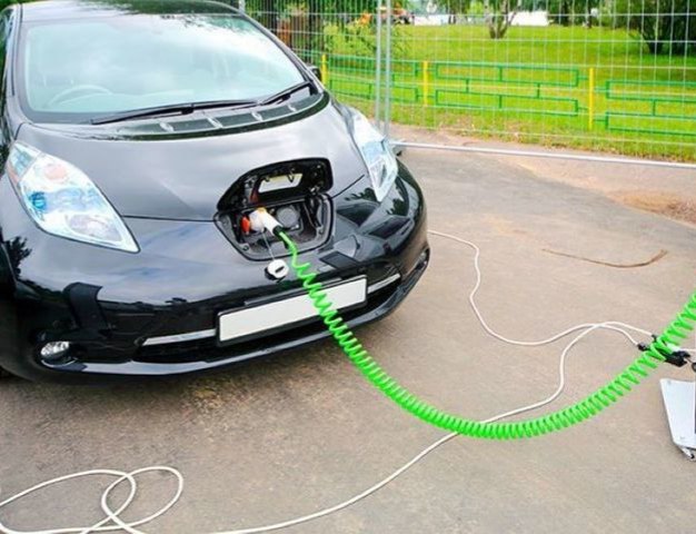 РУП Белтелеком с 6 октября 2025 года повышает тарифы на зарядку электромобилей Evika для физических и юридических лиц Теперь физлица платят BYN 0 47 за 1 кВт ч переменного тока юрлица и ИП BYN 0 39 Тарифы на постоянный ток выше BYN 0 63 для физлиц и BYN 0 53 для юрлиц и ИП Вводится новый тариф Занятие зарядного порта после окончания заряда С 8 00 до 22 00 дополнительно берут плату за стоянку электромобиля на зарядном месте если прошло более 30 минут после завершения зарядки Это стимулирует своевременно освобождать порты и уменьшает время ожидания для всех За каждую минуту простоя с физлиц взимают BYN 0 05 с юрлиц и ИП BYN 0 04 электромобили зарядка тарифы vileykaby